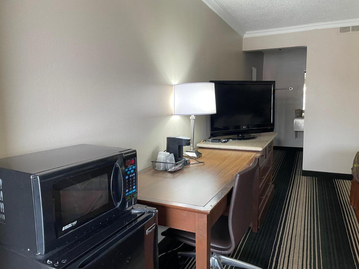 Deluxe Inn & Suites Junction City Exteriör bild