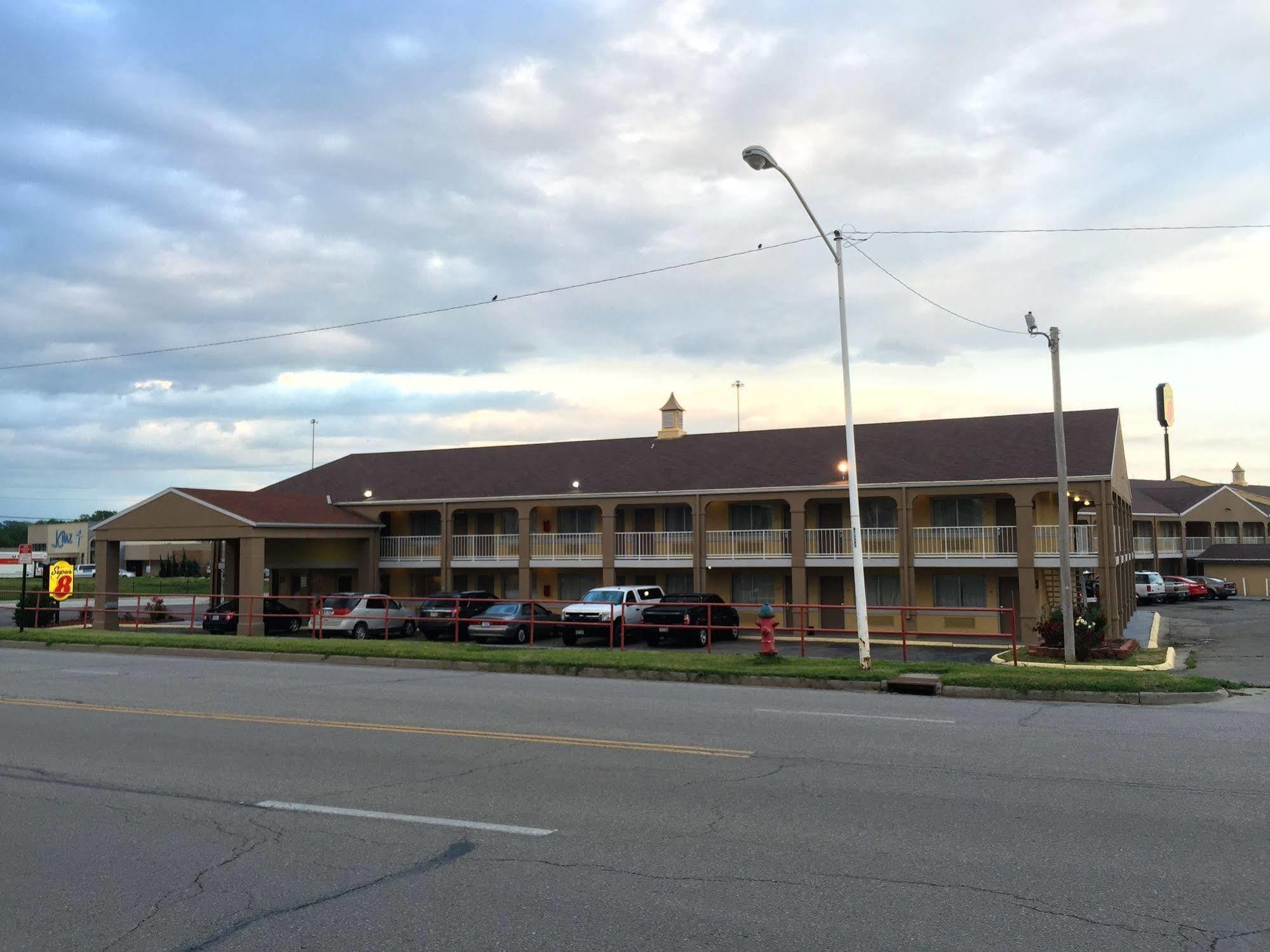Deluxe Inn & Suites Junction City Exteriör bild