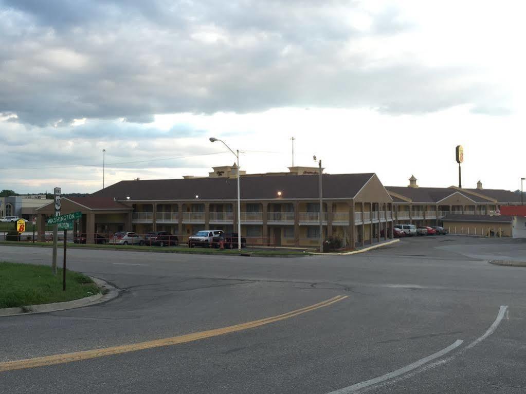Deluxe Inn & Suites Junction City Exteriör bild