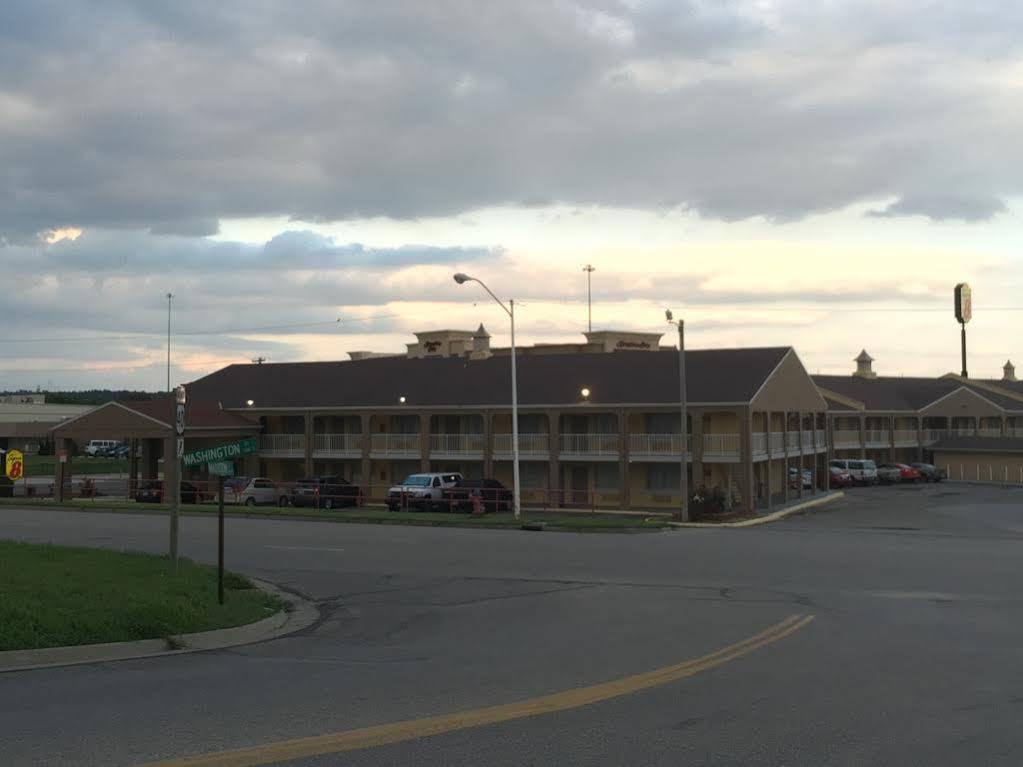 Deluxe Inn & Suites Junction City Exteriör bild